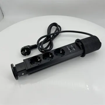  شريط طاقة قابل للسحب مع محطات شحن USB