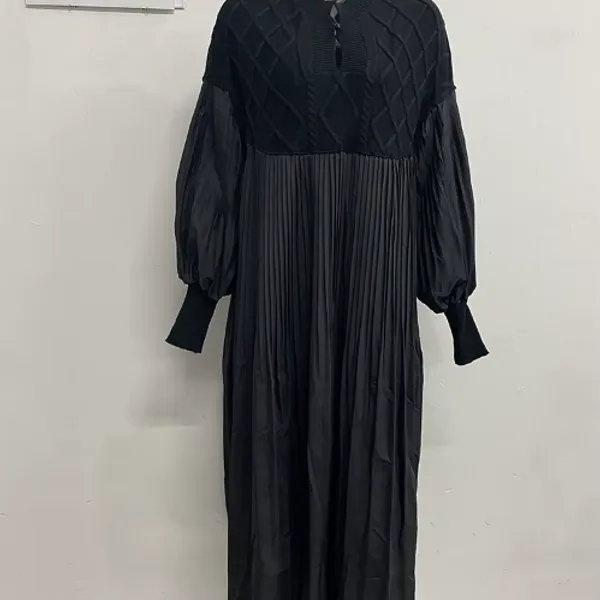 • فستان اسود