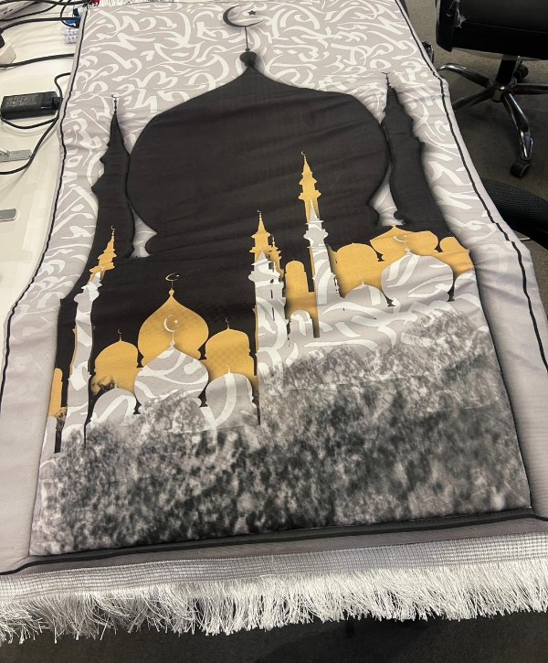 عرض مصلية مبطنة مانعة للانزلاق كبيرة+كرسى الصلاة